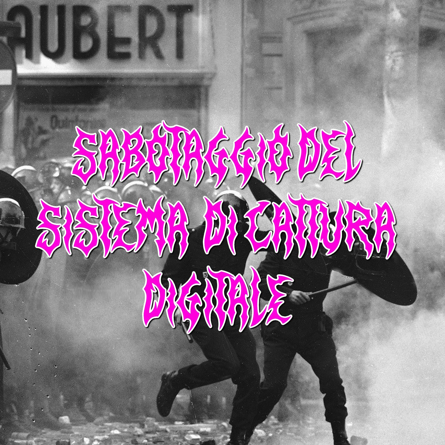 Immagine in bianco e nero che mostra un gruppo di poliziotti in abbigliamento antisommossa, impegnati in uno scontro con manifestanti, con fumo e caos visibile. Il testo sovrapposto in stile punk hardcore coi bordi seghettati recita: "SABOTAGGIO DEL SISTEMA DI CATTURA DIGITALE".