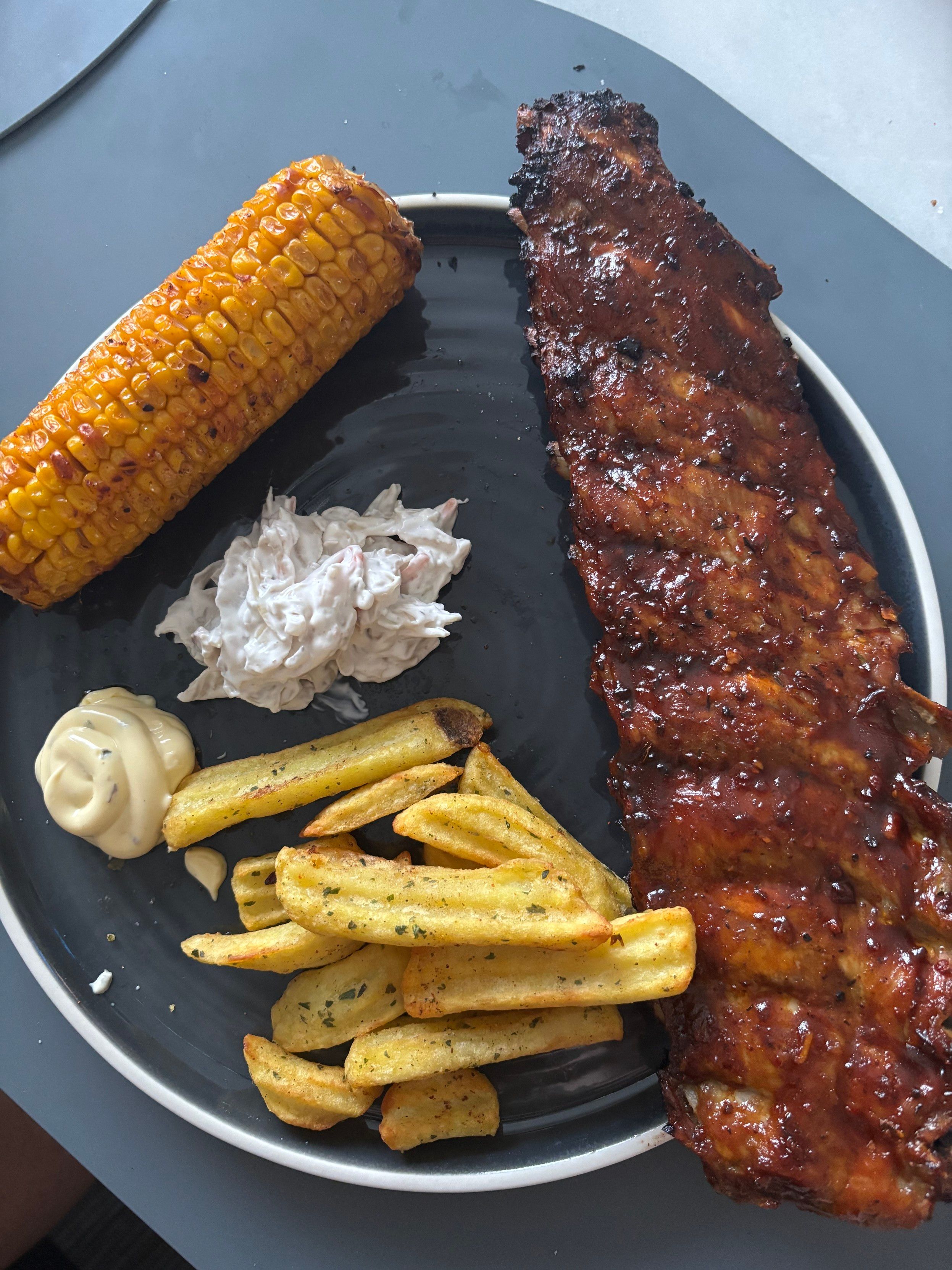 Baby Backs Ribs med majskolv, colslaw ocj pommes