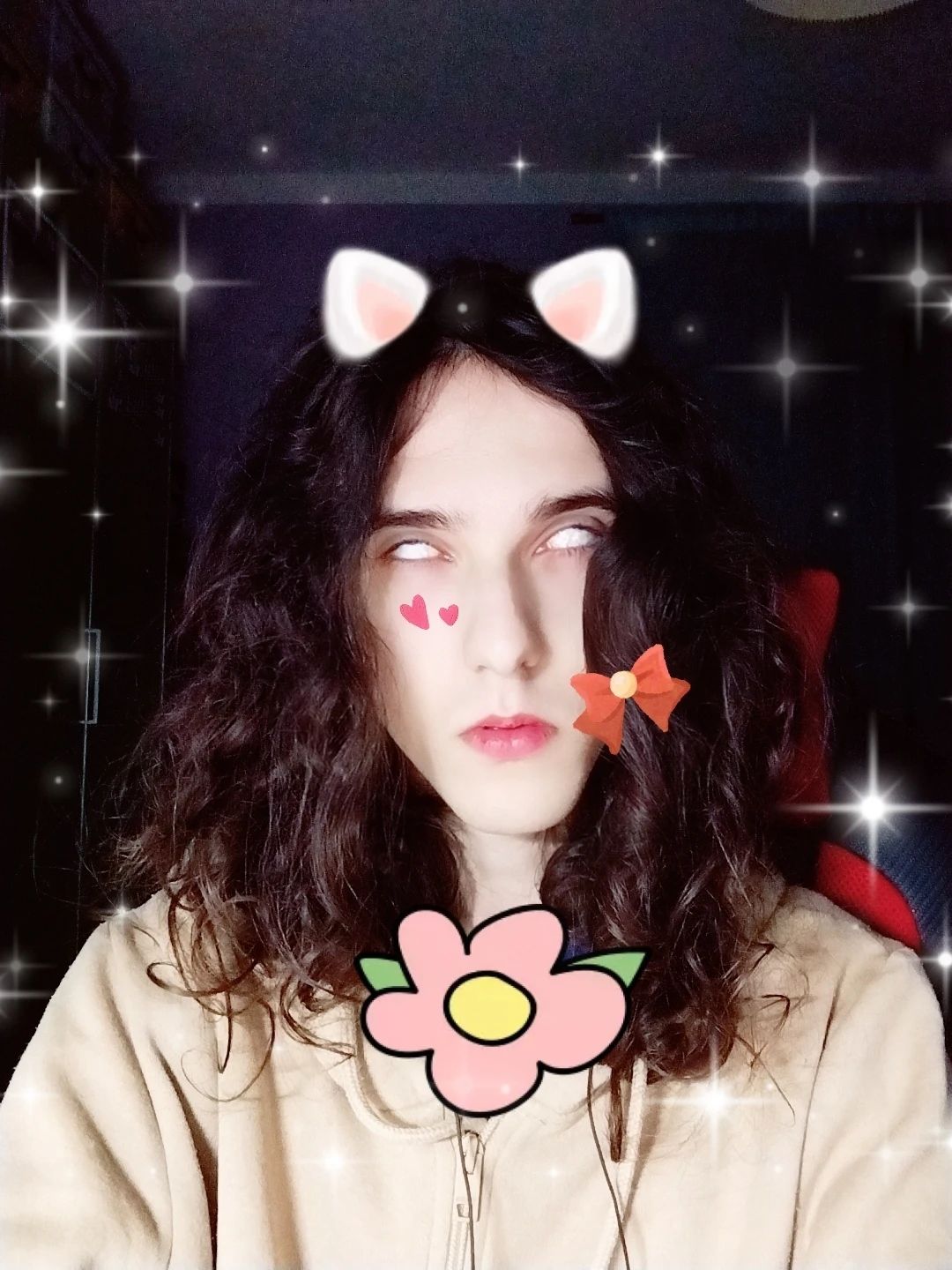 Selfie alla mia scrivania, con quella solita penombra dell'altra volta, ma ho gli occhi alzati nelle orbite e quindi appaiono bianchi tipo morti. Decorazioni varie messe per rendere la foto meno asettica.