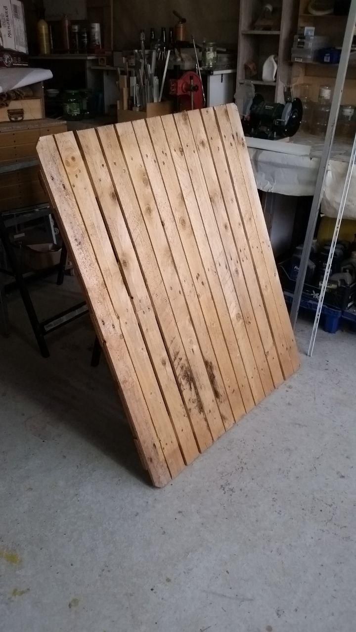 Bancale non standard ISO, di quelli usati per i rotoli di guaina catramata per impermeabilizzazione tetti (così sapete chi potrebbe regalarveli).