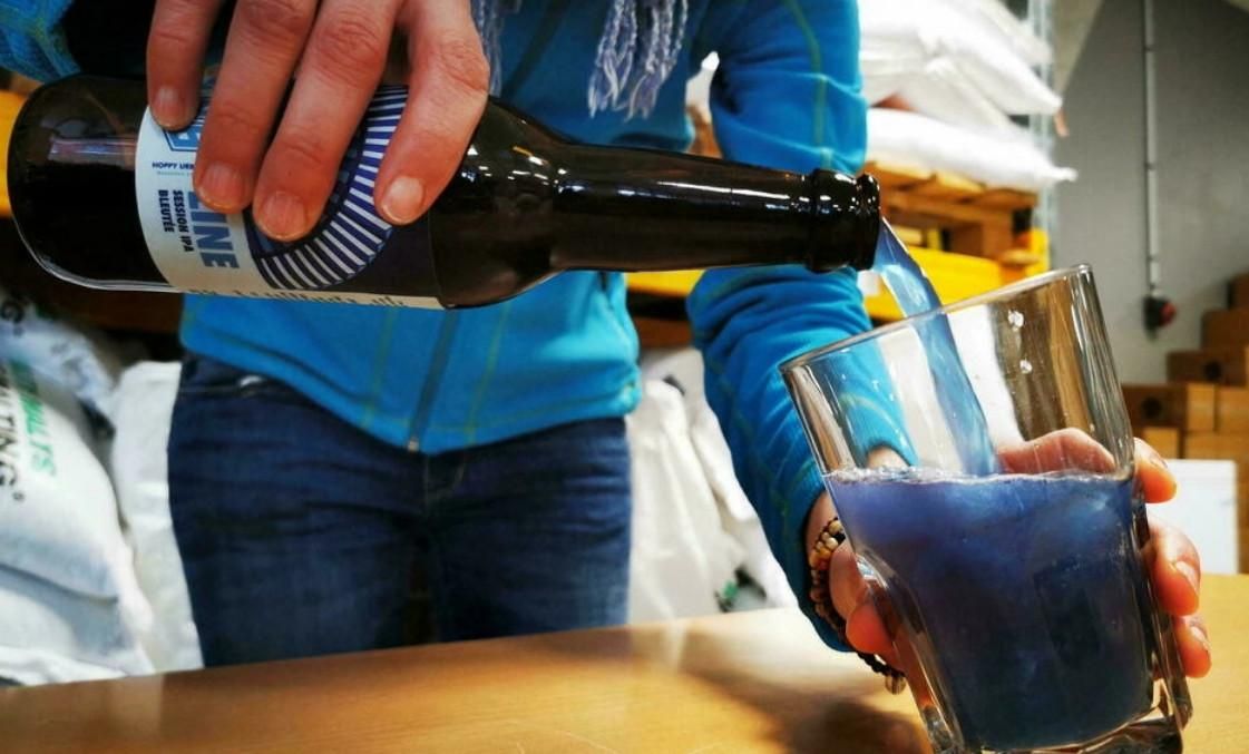 Un bicchiere di birra blu.