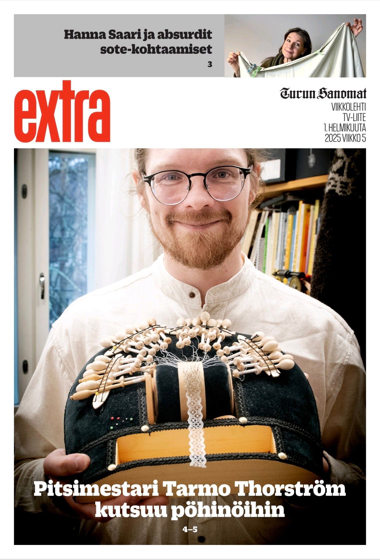 Kansikuva Turun Sanomien Extra-lehdestä 1.2.2025. Kansikuvassa Tarmo Thorström pitää kameraa päin pientä nypläystyynyä, jossa on ohuesta langasta tehty pitsi keskeneräisenä. Otsikko: "Pitsimestari Tarmo Thorström kutsuu pöhinöihin"