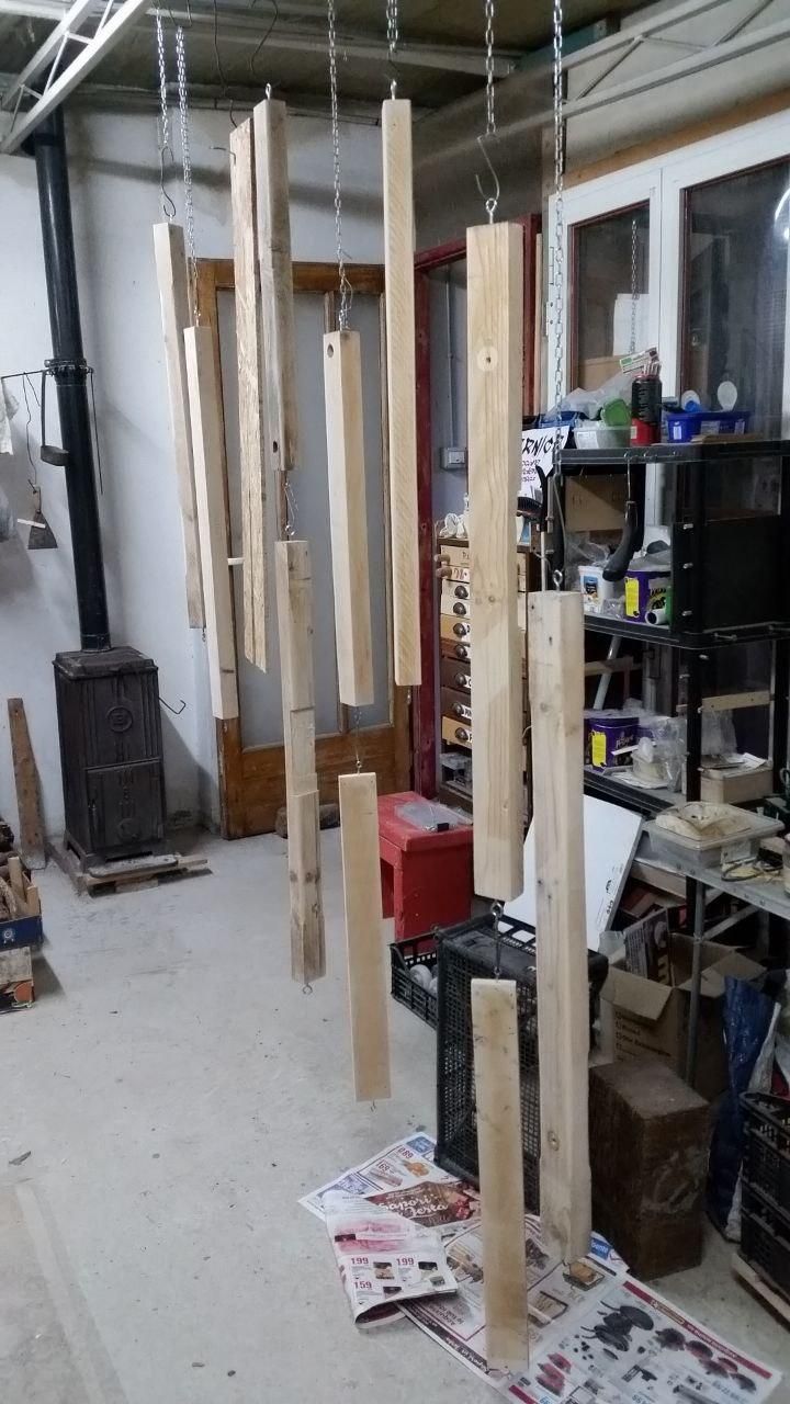 L'intera struttura del tavolo semovente (mancano solo le saette diagonali) smontata, carteggiata e appesa al soffitto.