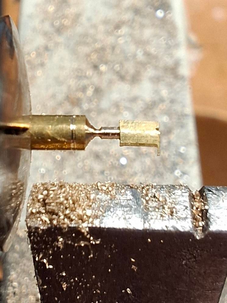 Clef enfoncée sur la nouvelle tige en 0.63mm en tapotant dessus.