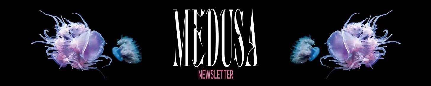 Un design elegante e accattivante con meduse stilizzate su uno sfondo nero, che mette in risalto il titolo "MEDUSA" in caratteri grandi e audaci.