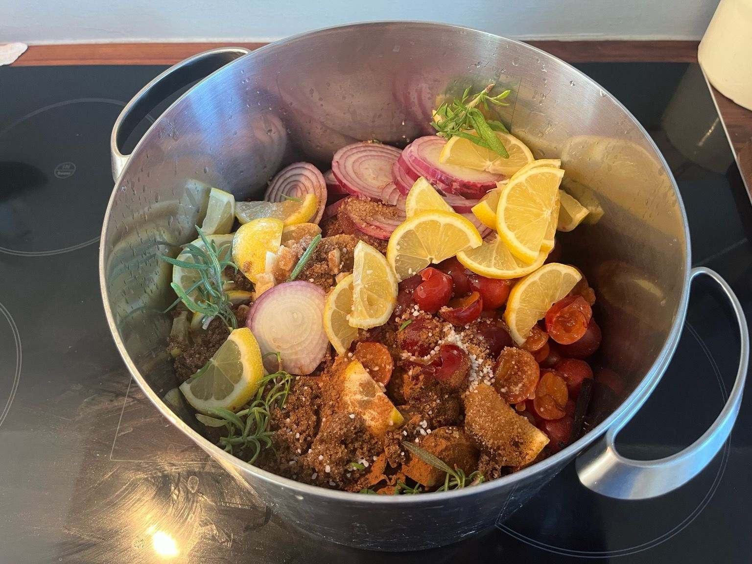 Stor suppegryde næsten halvt fyldt med udseende blommer plus forskellige smagsgivere (skiver af citron og rødløg, kanel, farin, nogle stilke rosmarin, salt, peber og en anelse æblecidereddike)