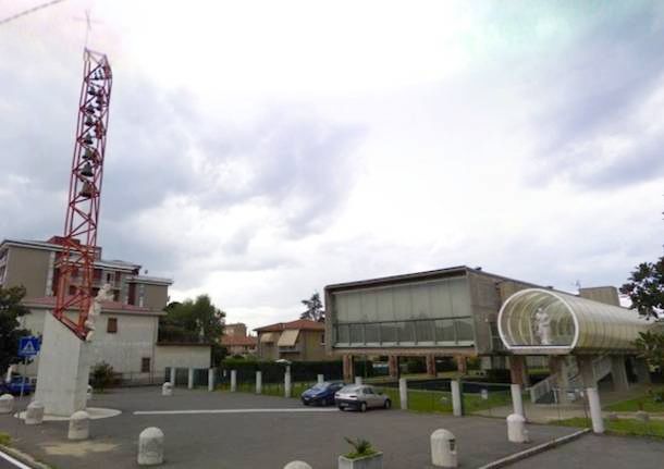 Chiesa madonna della speranza a gallarate, csi vede un orrendo campanile rosso che sembra un traliccio dell'alta tensione