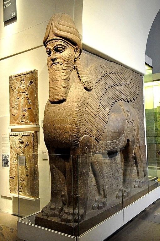 Rilievo di Lamassu assiro: chimera con testa umana, corpo di bue, zampe leonine e ali di rapace