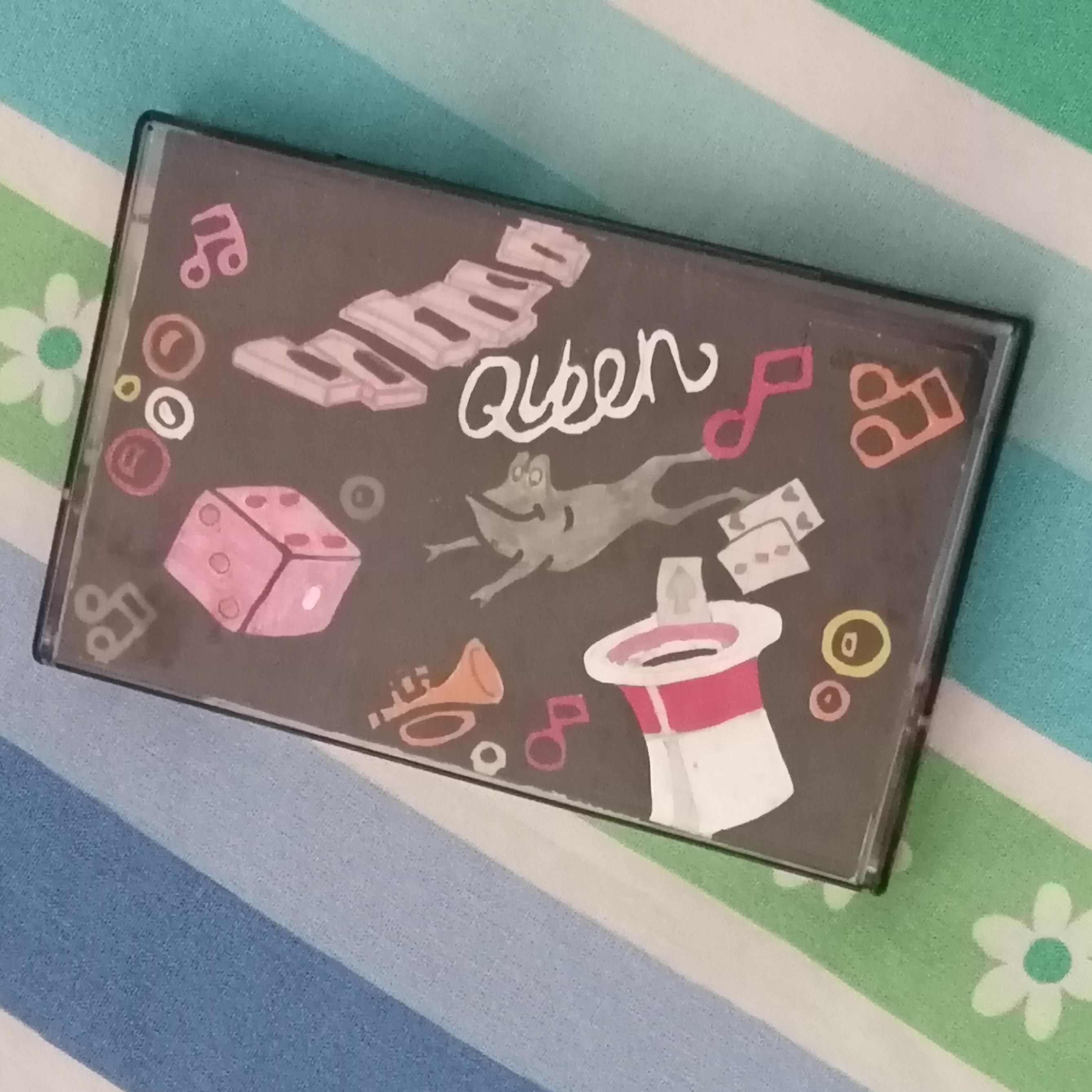 Cassetta dei Queen piratatissima, con la copertina disegnata e colorata da me con note, pezzi di tastiera, cappello a cilindro, ranocchio e di tutto di più