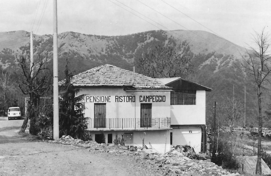 Cartolina b/n anni '50 di una casetta tra le colline con insegna "pensione".