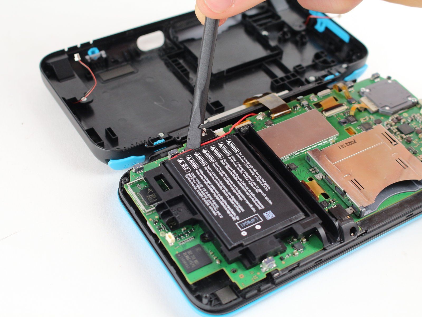 the 2ds xl insides. the battery is exposed as well as the entire insides because the bottom case came off, including buttons. it's a normal battery in a little plastic holder with pins connecting it.