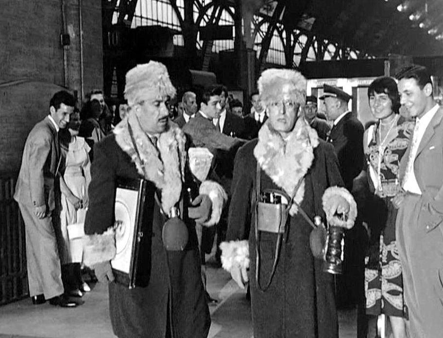 Totò e Peppino nella famosa scena del film "Totò, Peppino e…la malafemmina" appena arrivati in stazione a Milano