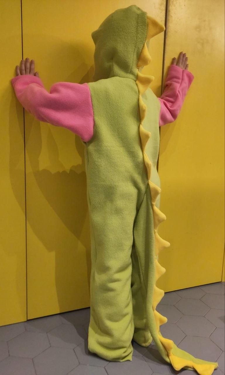 Mio figlio vestito da Bub che sembra essere sottoposto ad una perquisa.