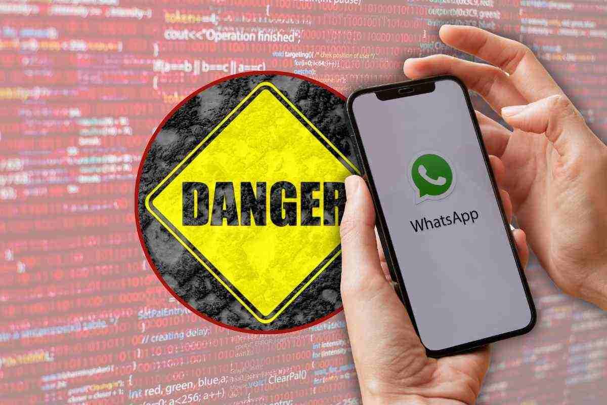 L'avviso DANGER sullo sfondo mentre un utente usa uno smartphone con whatsapp