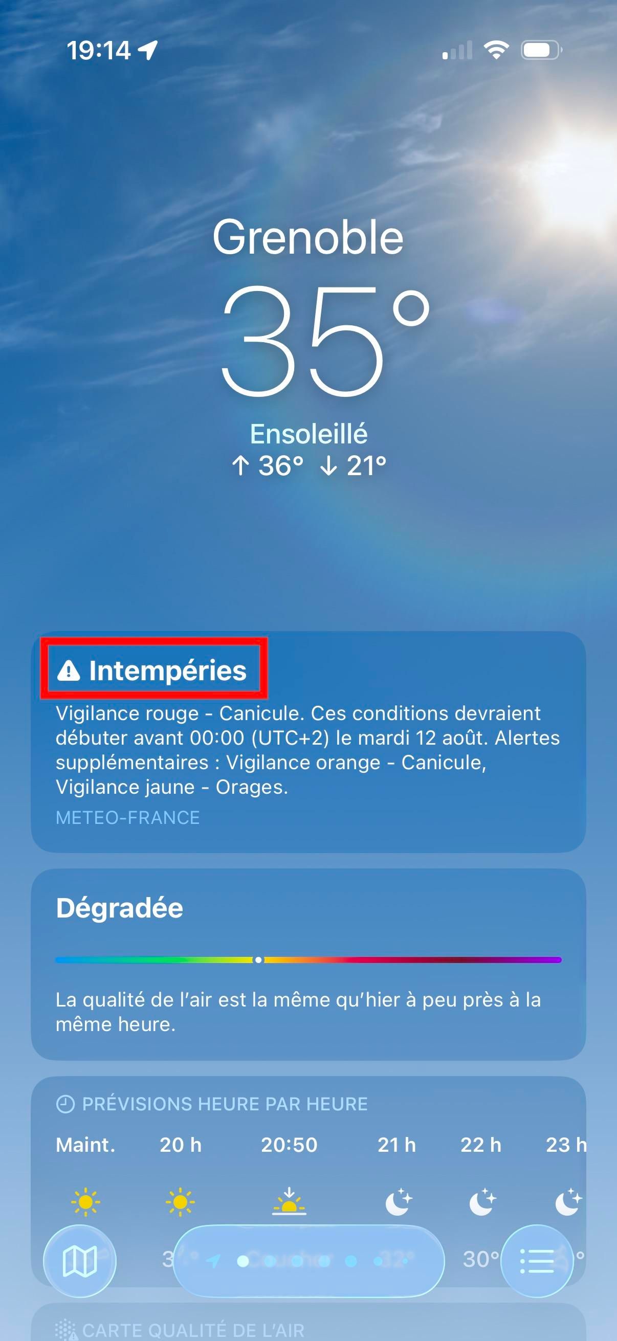 Screenshot of Apple Weather on iOS 26, in French.

It's 36°C in Grenoble, France.

The weather alert section is displaying a heat wave alert, yet it's labeled as "Intempéries" which is only used to describe wet weather conditions.