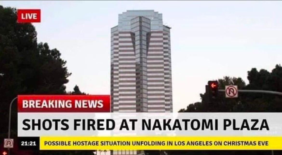 Meme: Ein Bild des fiktiven Nakatomi Towers aus dem Die Hard Film mit dem Untertitel "Breaking News: Shots fired at Nakatomi Plaza, Possible Hostage Situation upfolding in Los Angeles on Christmas Eve"