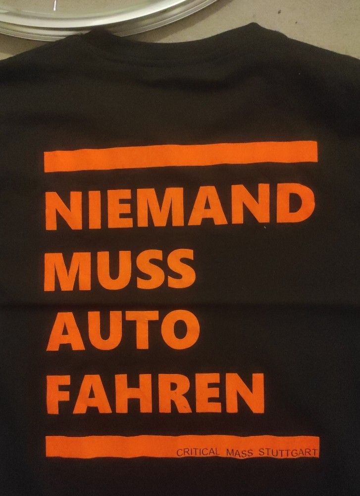Niemand muss Auto fahren T-Shirt, Rückseite 