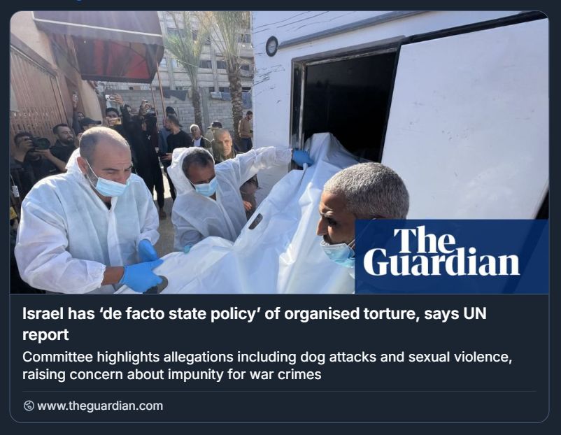 Screenshot tratto da un articolo del quotidiano The Guardian, accompagnato da una fotografia che documenta l'arrivo all'ospedale Nasser dei corpi di 15 palestinesi, detenuti da Israele, dopo essere stati consegnati come parte di uno scambio di prigionieri-ostaggi (Fotografia: Anadolu/Getty Images).
Nell’immagine si vedono diversi operatori — presumibilmente personale medico o investigativo — vestiti con indumenti protettivi e mascherine, mentre maneggiano un sacco bianco per cadaveri. Il corpo viene caricato su un veicolo, in un ambiente esterno con alcune palme visibili sullo sfondo. Dietro il gruppo operativo, si nota la presenza di alcuni osservatori. Il contesto visivo suggerisce un episodio di morte violenta o sospetta. Il testo sovrapposto all’immagine riporta il titolo dell’articolo: “Israel has ‘de facto state policy’ of organised torture, says UN report”, seguito da un sommario che elenca gravi accuse — tra cui attacchi con cani e violenze sessuali — e solleva preoccupazioni sull’impunità per crimini di guerra.