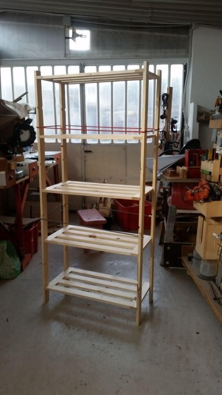 Scaffale in legno quasi completamente montato.