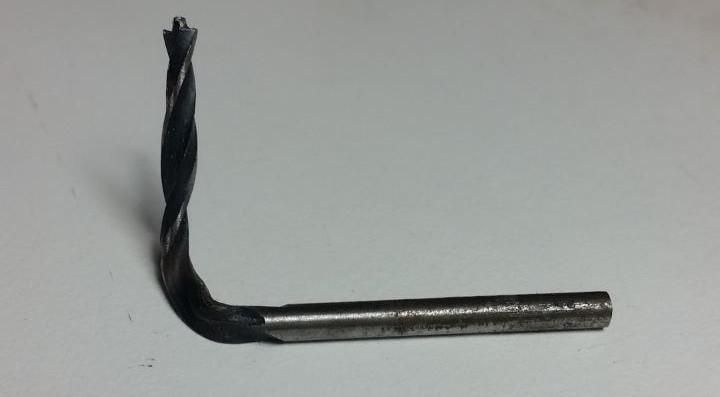 Punta da legno da 3 mm piegata a angolo retto.
Però non si è spezzata.