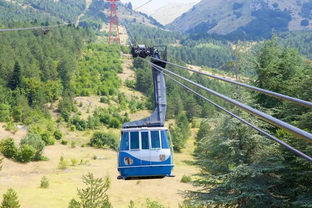 La cabina azzurra della funivia del Gran Sasso