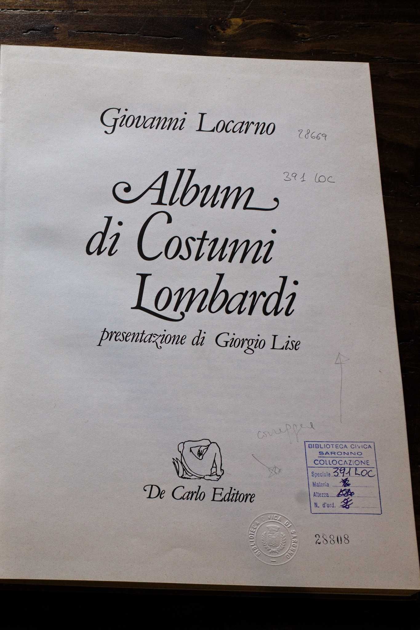 Pagina con il titolo di un libro della biblioteca di Saronno (c'è il timbro): Giovanni Locarno, Album di costumi lombardi (presentazione di Giorgio Lise)