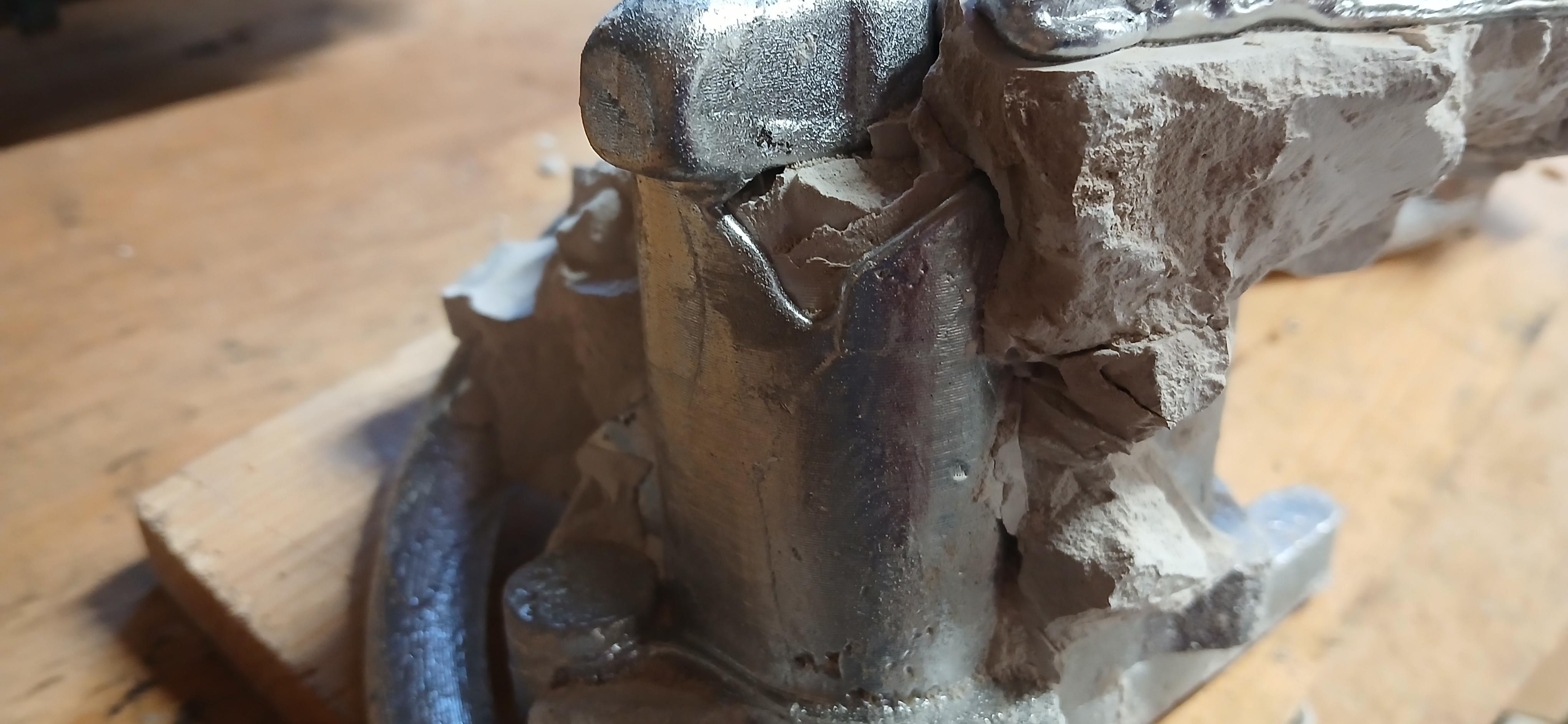 Little lacunae in the edge of the intake pipe. I could weld this.