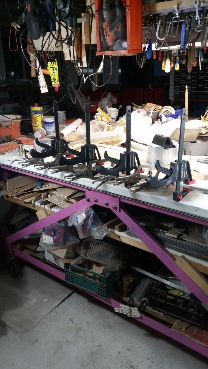 Pannello delle chiavi capovolto sul tavolo.
Ci sono 4 morsetti per saldare lunghi, 3 corti (il quarto non so dove sia ma uscirà) e 4 morsetti rapidi.
La colla non c'è ancora: prima volevo avere tutto quanto serve già regolato di misura.