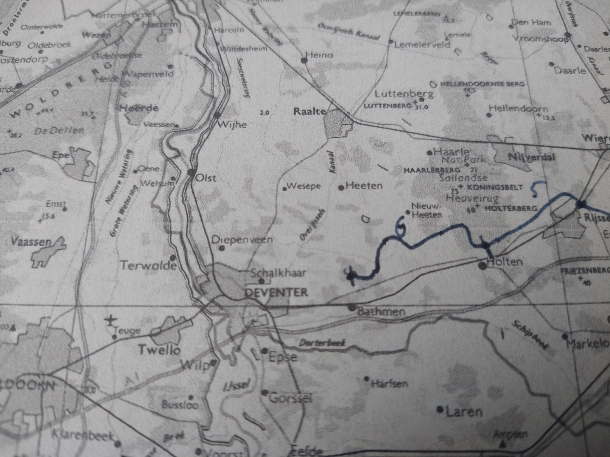 Close up of a greyscale copy of a map of the Netherlands, with a blue line snaking in from the right and stopping a bit before Deventer. 