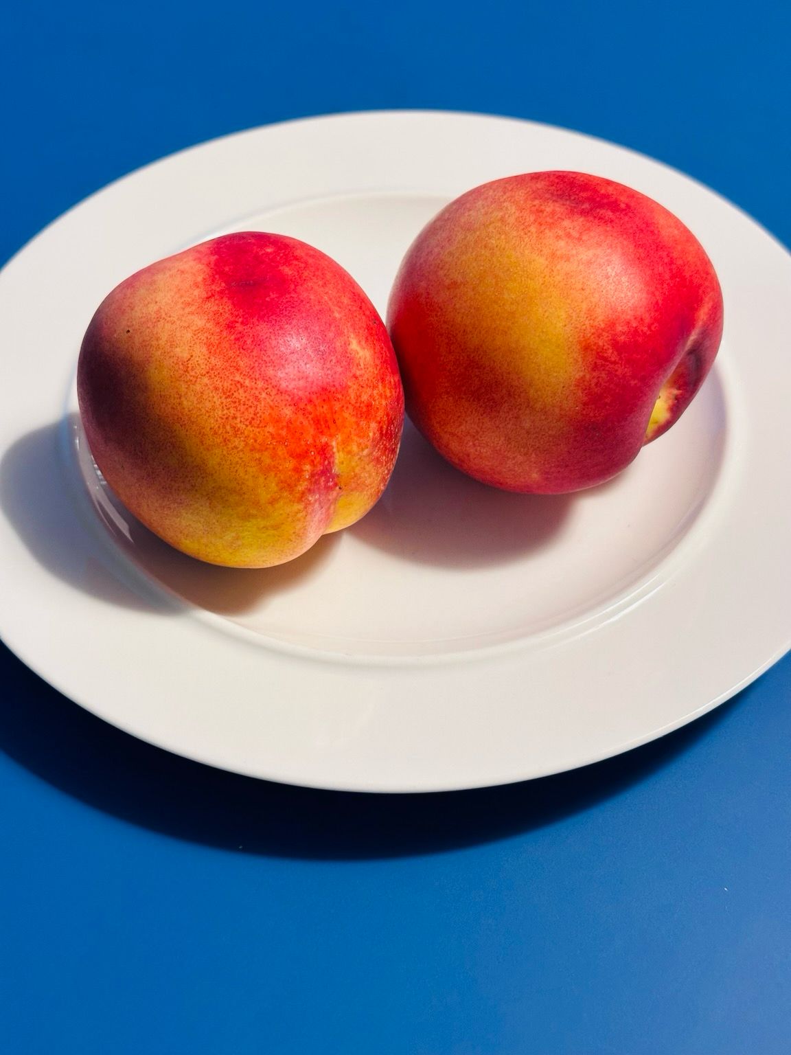 Nectarines are smooth-skinned stone fruits, often described as a smooth-skinned peach. They are a genetic variant of the peach, and are known for their sweet, juicy flesh and vibrant colours. Nectarines are enjoyed both fresh and in cooked dishes like desserts, sauces, and jams. I ate these just as they were as an alternative to cake with a lot of Earl Grey at tea-time.  