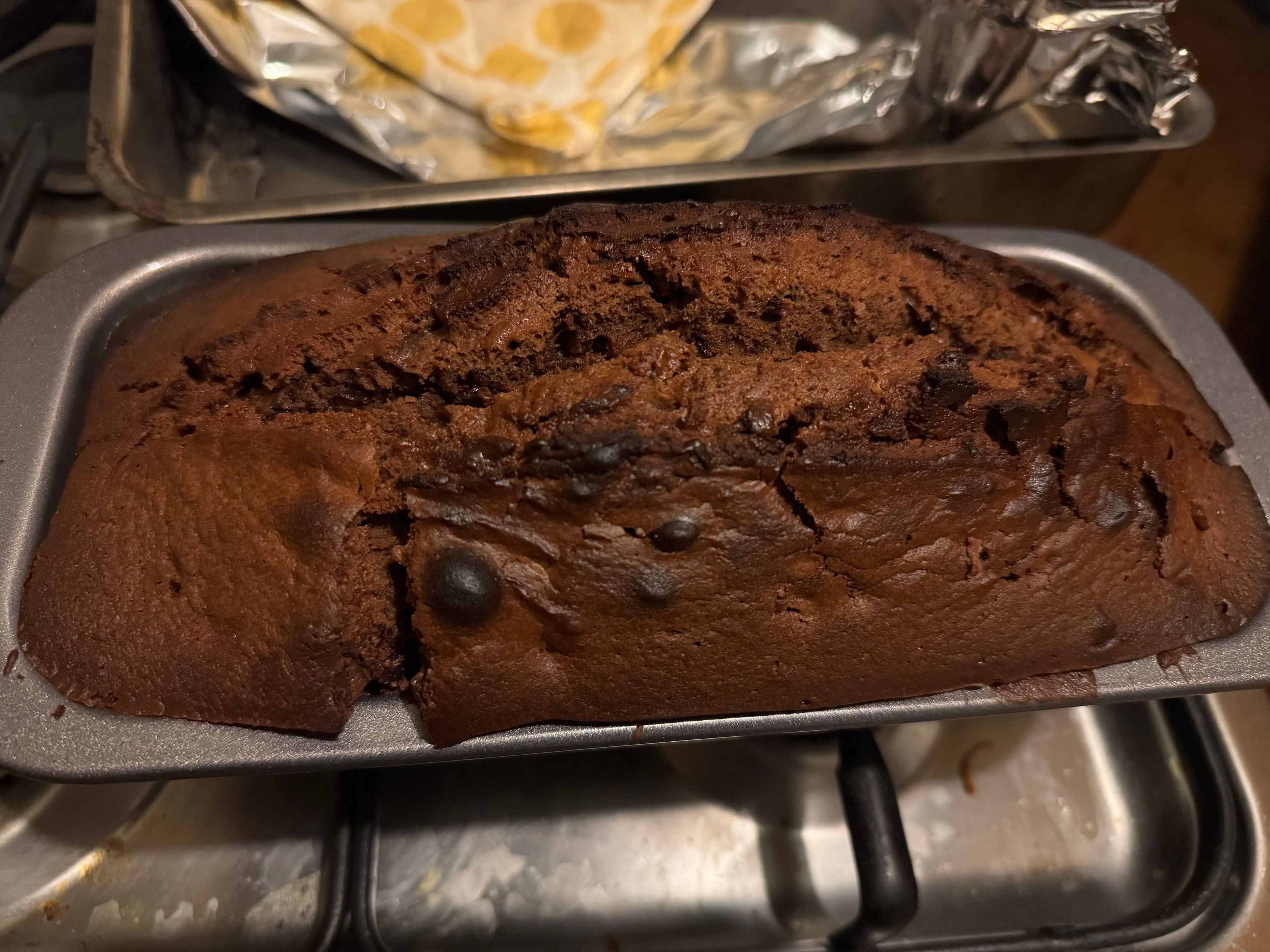 Foto di un plumcake al cioccolato nello stampo
