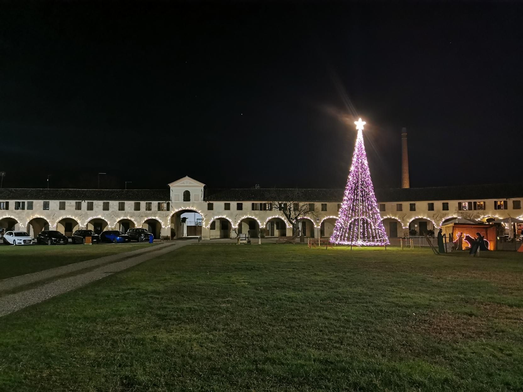 Scorcio notturno della Rotonda di Badoere. Ci sono le luminarie che seguono il profilo degli archi del porticato, l'effetto è bellissimo.