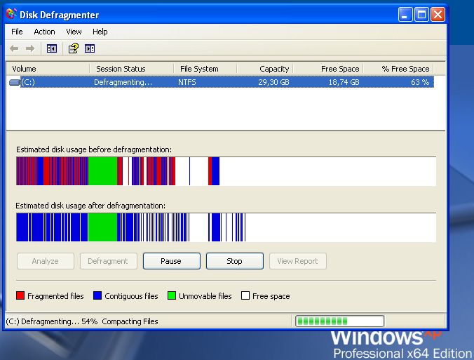 The screenshot shows the Disk Defragmenter software in action on my WindowsXP virtual machine.