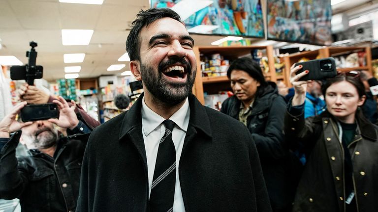 Zohran Mamdani in un negozio di New York