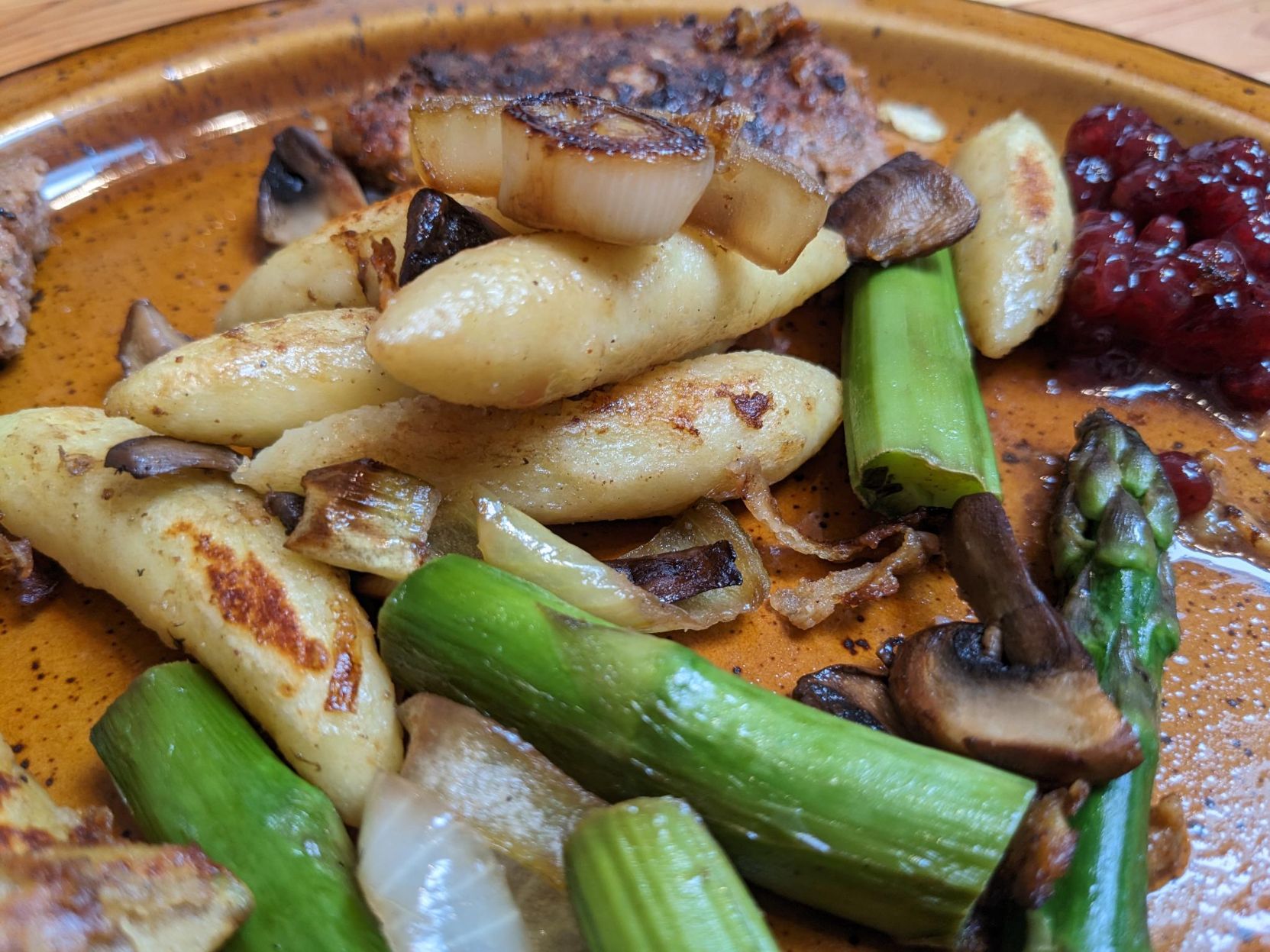 Schupfnudeln with fried vegetables, cranberries and vegan meat