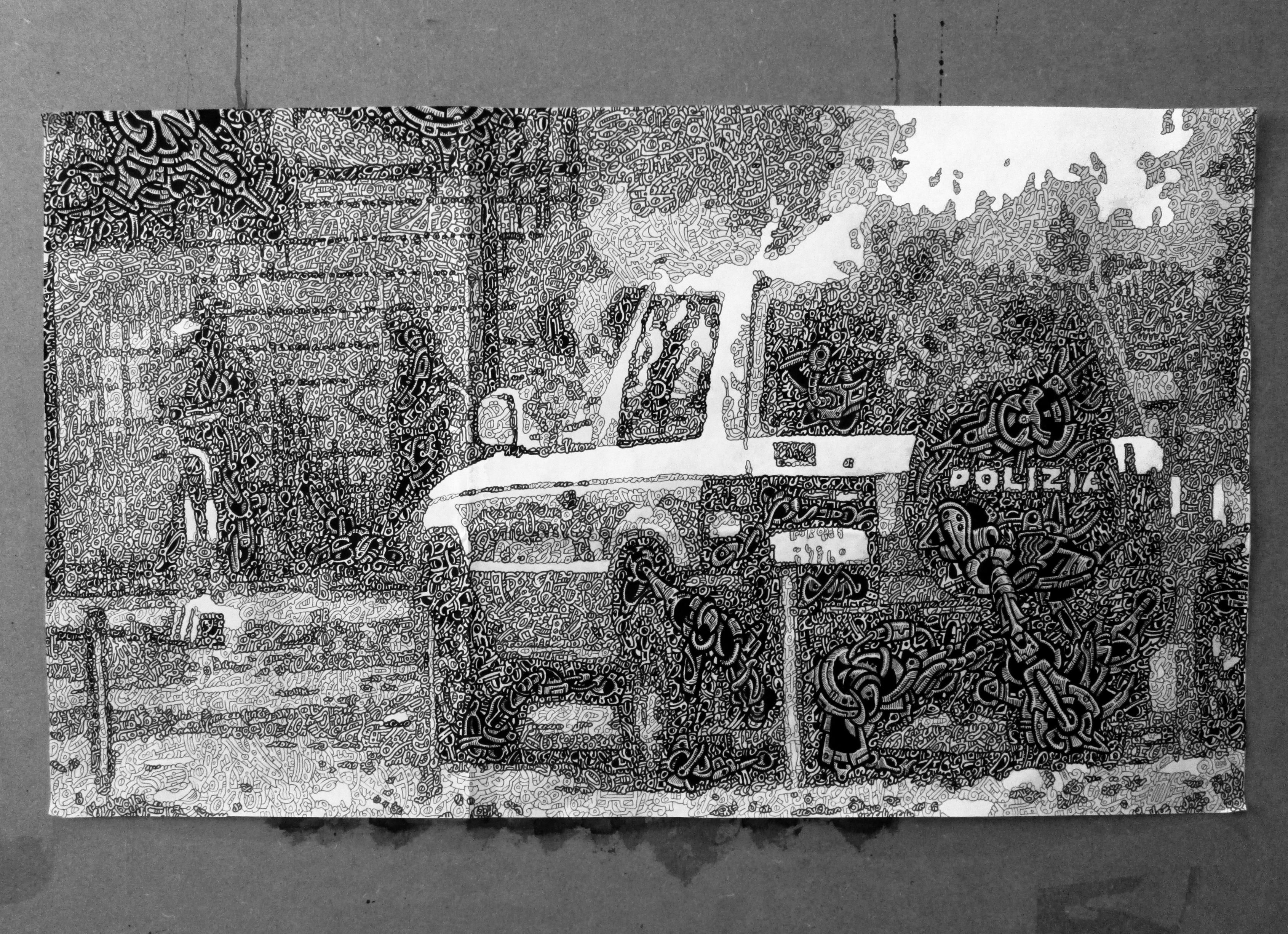 Foglio rettangolare orizzontale.
Disegno a pennarelli e penne a china di una camionetta della polizia in fiamme. L'immagine è formata da una serie di ingranaggi filiformi e caotici 