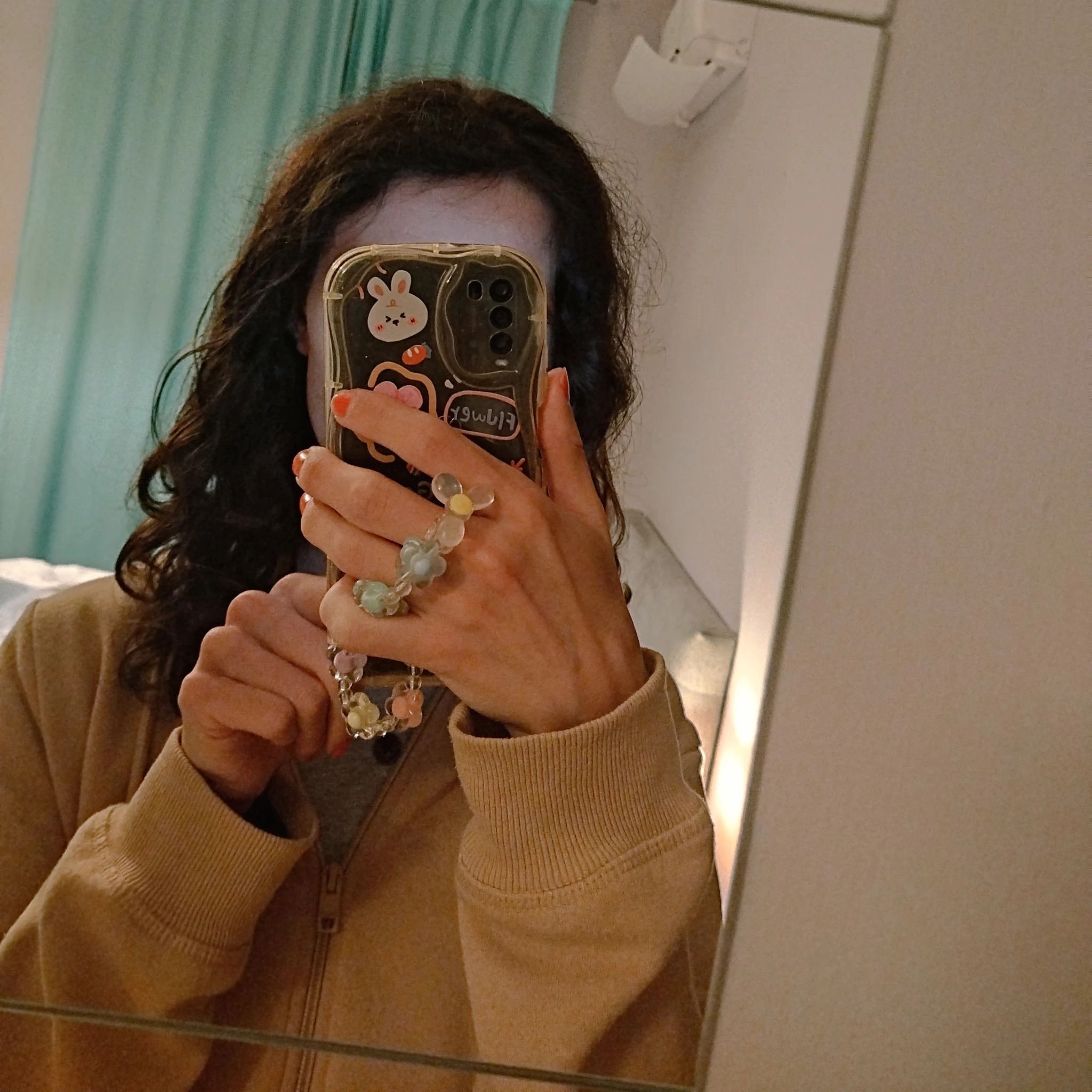 Foto allo specchio per far vedere i capelli con la faccia coperta dal telefono