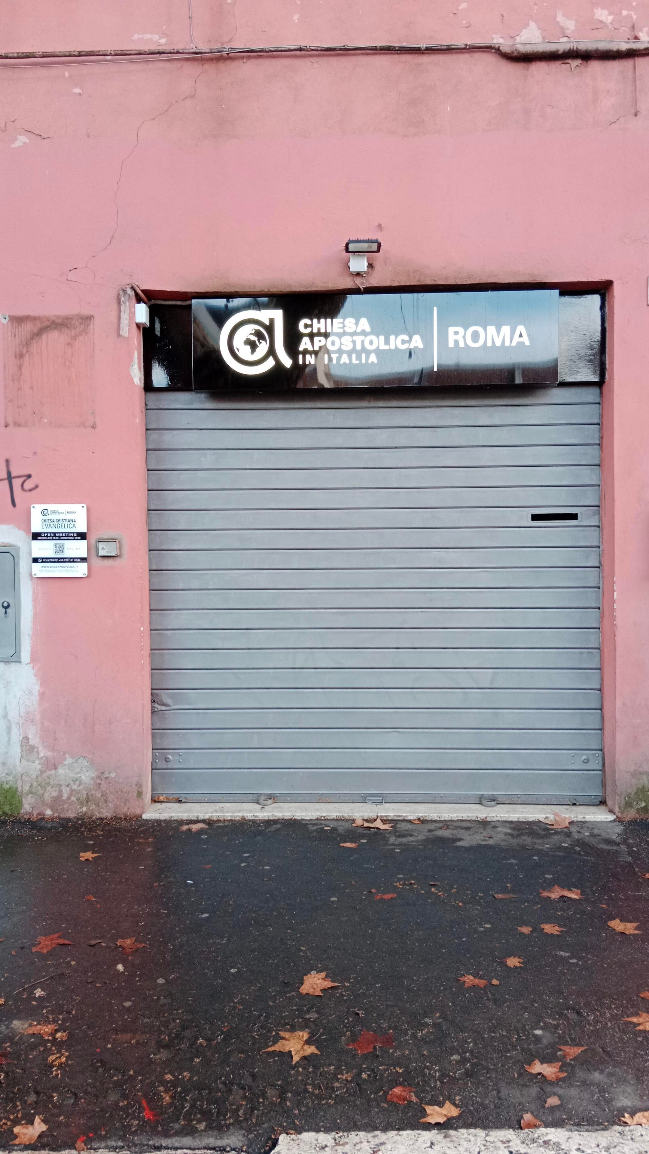 Chiesa apostolica in Italia, Roma
(Sfondo rosa, serranda, scritta bianca su fondo nero lucido)