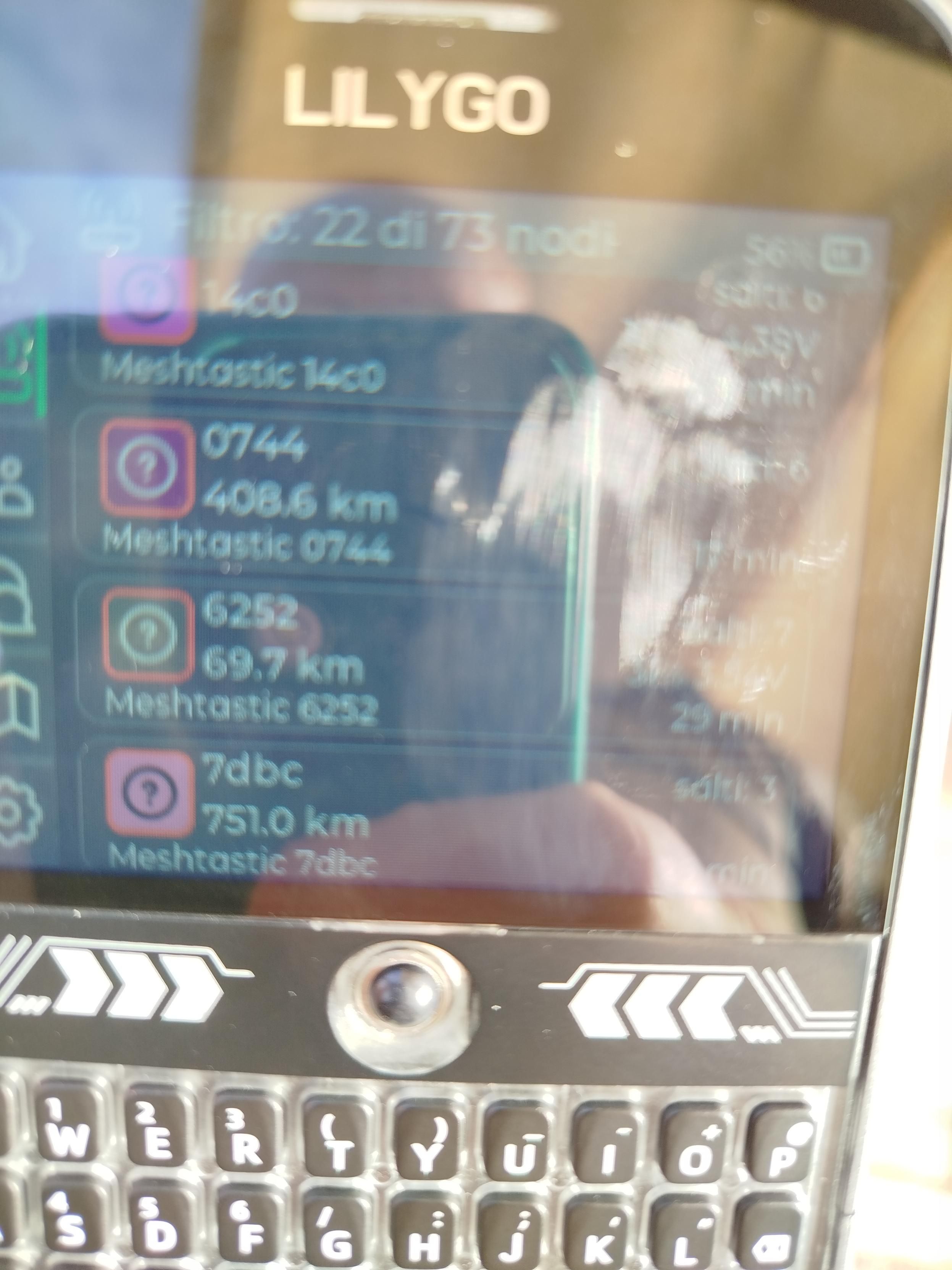 La foto mostra un gruppo di nodi mesh raggiunti con rimbalzi, uno a 408 Km