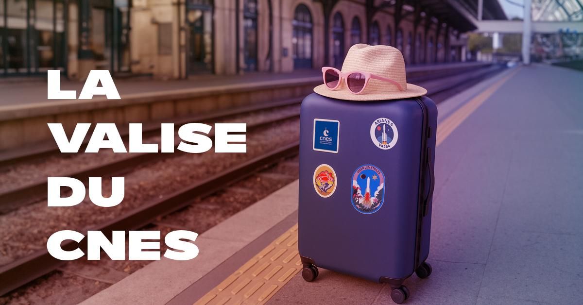 Visuel d'une valise sur un quai de gare avec des stickers cnes