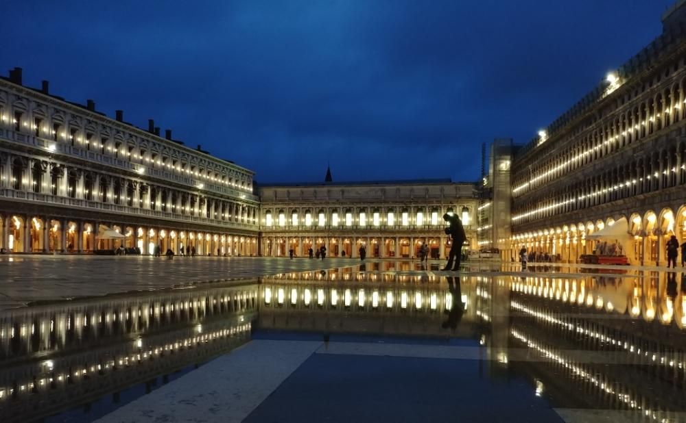 Piazza san Marco parzialmente invasa dall'acqua alta. Palazzo Correr e le Procuratie si riflettono sull'acqua. C'eravamo io e non più di altre 5-6 persone, l'atmosfera era sospesa e meravigliosa. Momenti irripetibili, erano i tempi del covid e io ne godevo il più possibile.