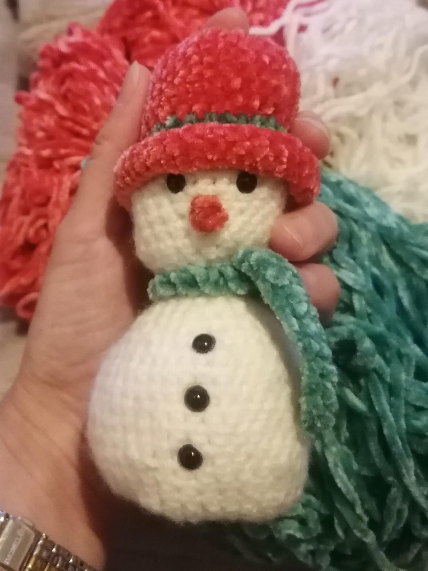 Pupazzo di neve 3d all'uncinetto