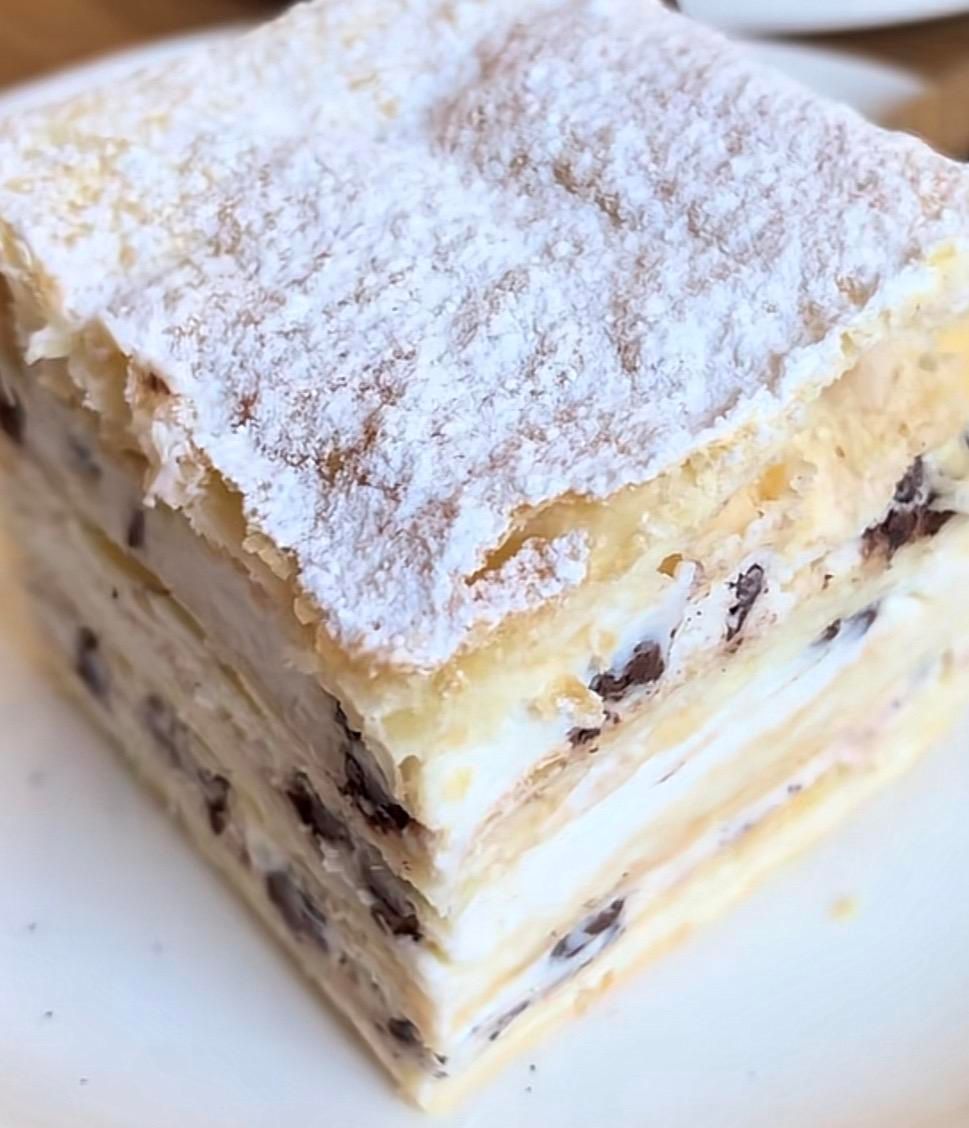 Porzione di Dolce di pasta sfoglia e ricotta 