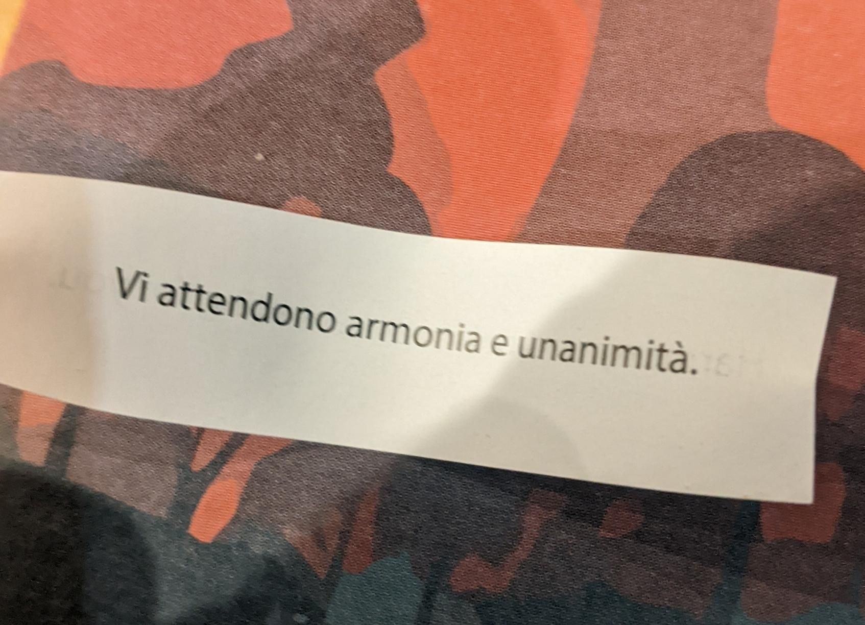 cartiglio di biscotto della fortuna che dice "vi attendono armonia e unanimità"