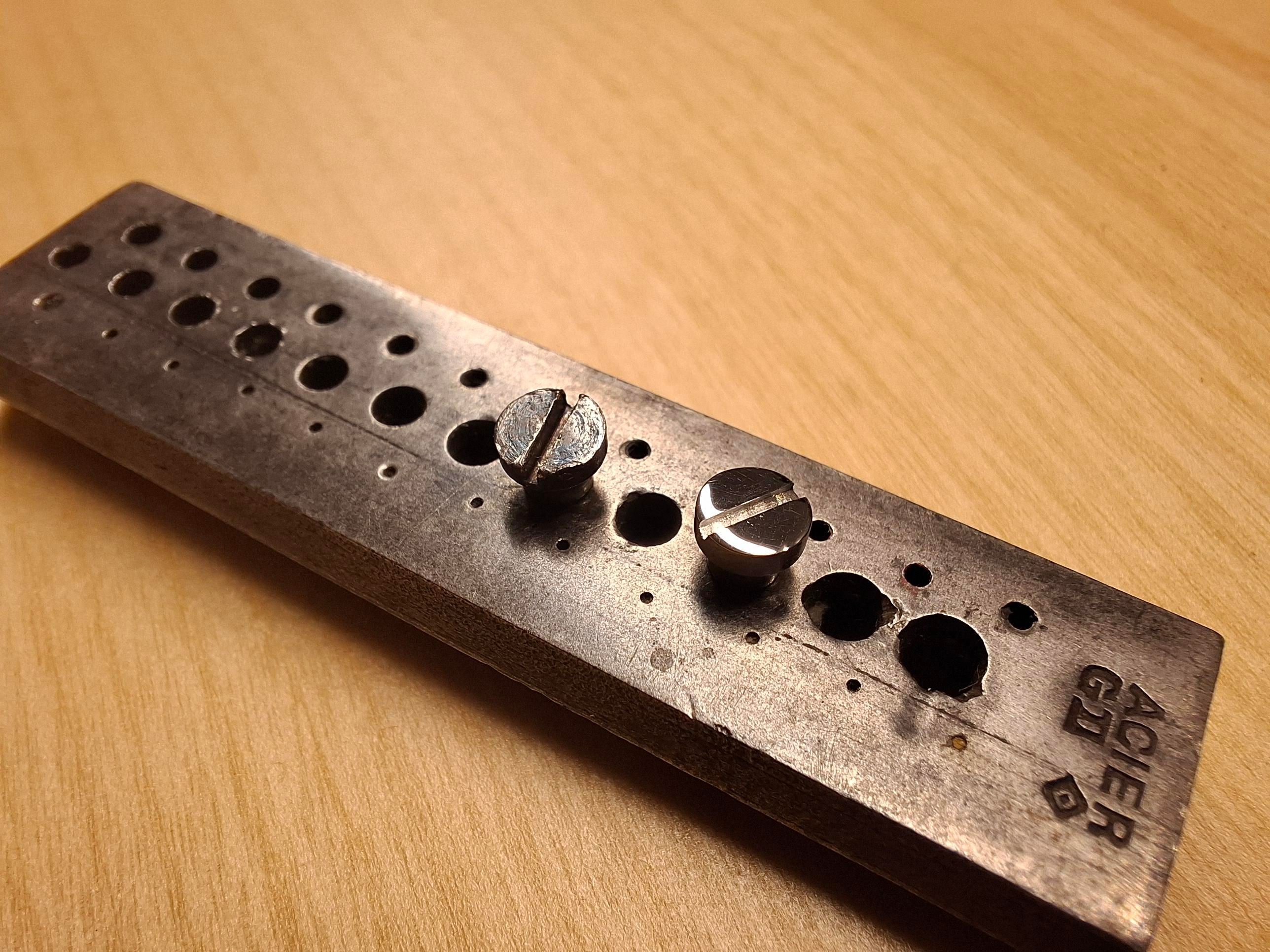 Vis d'origine à gauche et nouvelle vis à droite