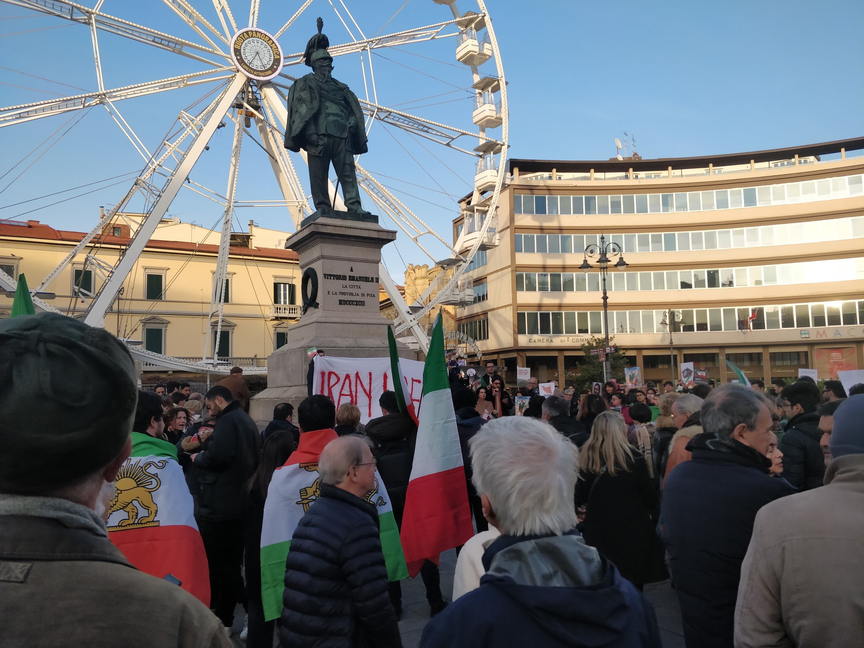 Persone in piazza che manifestano per un Iran libero.
