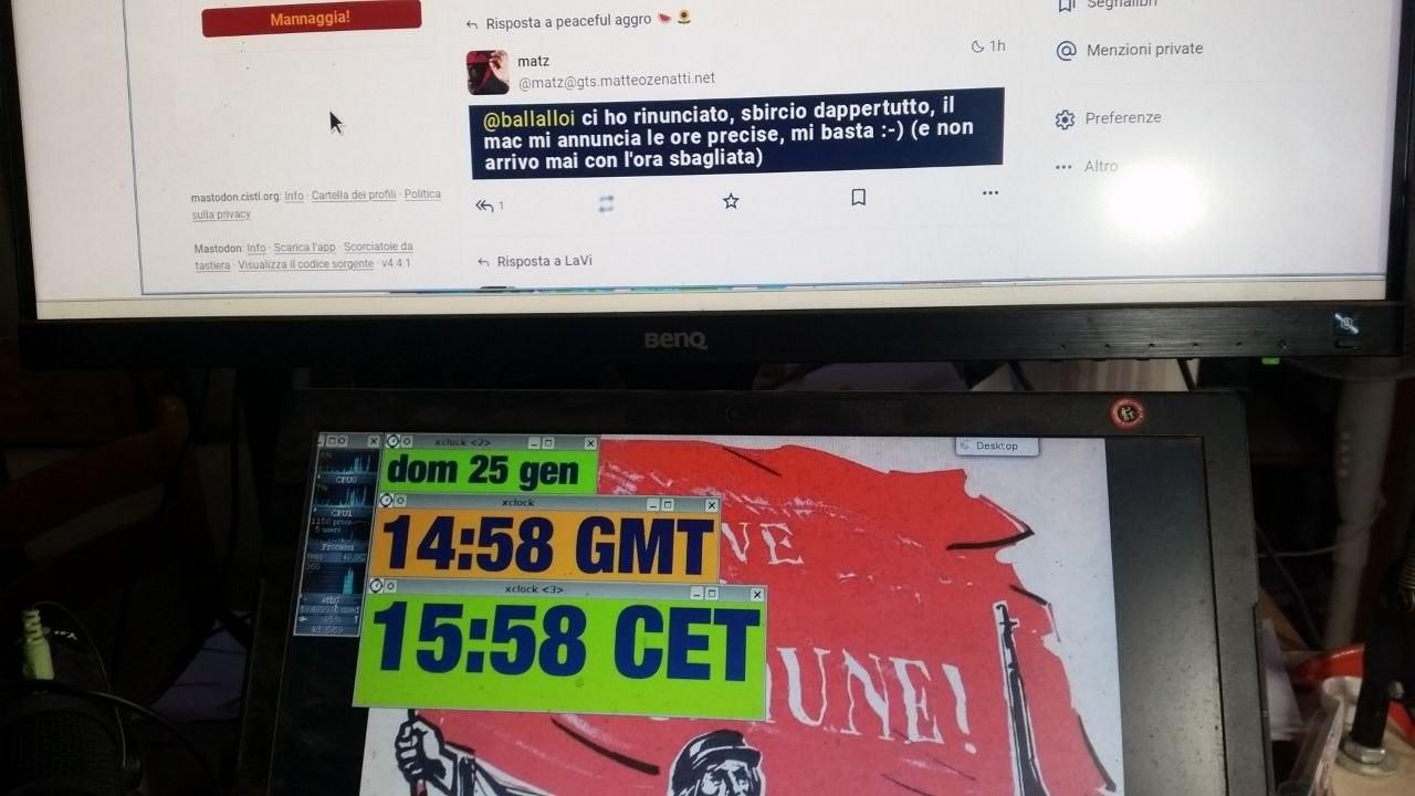 Sullo schermo del laptop tre istanze di xclock: una con la data, una con l'ora GMT (per non dover fare conti guardando le foto del meteo) e una con l'ora CET.
Le cifre più grandi sono alte 26 mm, così si vedono da lontano.