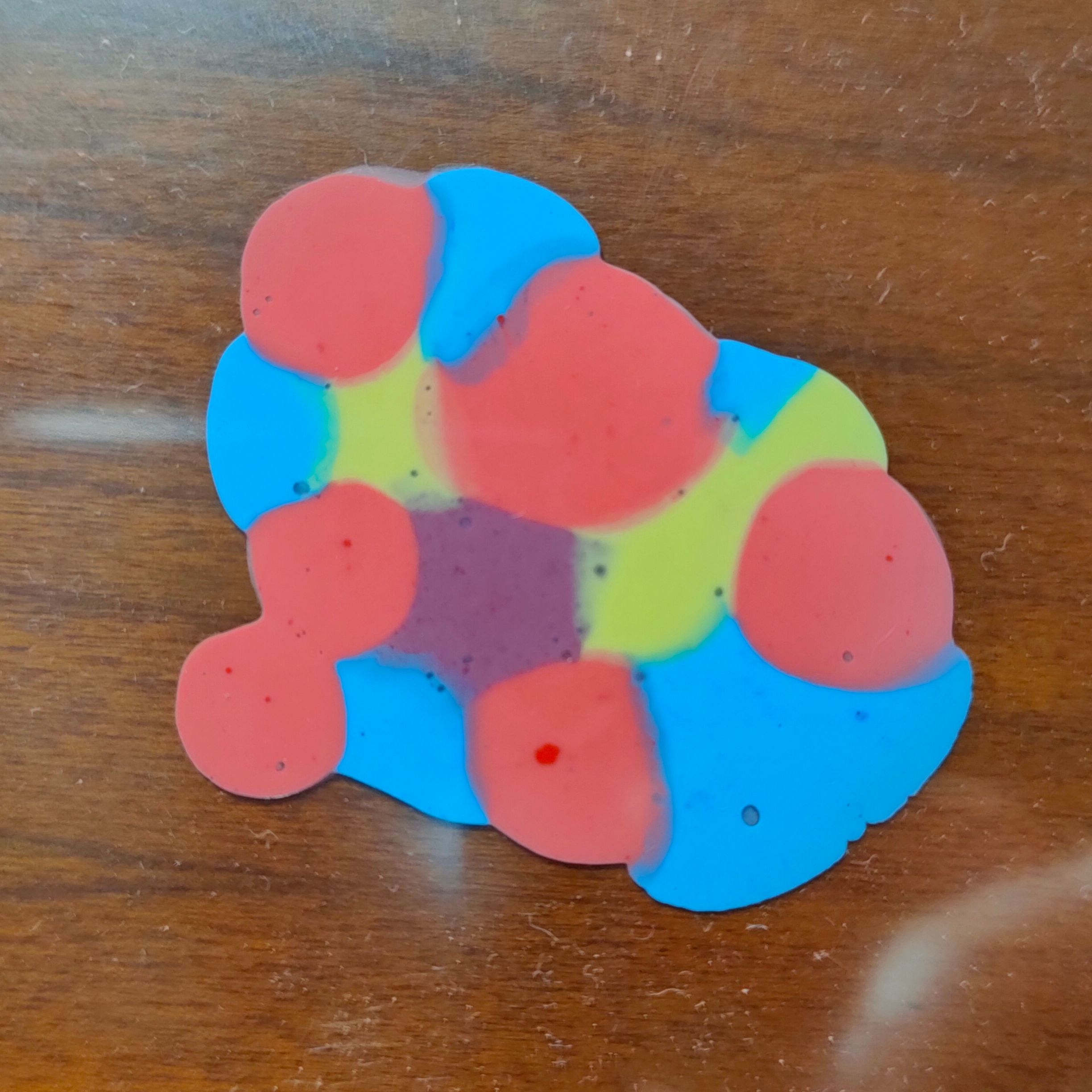 More pressure applied, the colours take more area and the lines between them start to mix and become fuzzy. Also the badlye mixed pigments start to show. The result is pretty bad for what I wanted, but it kind of ressembles cells forming tissue, which was the point.