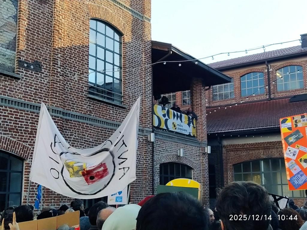 Il corteo si conclude alla Fabbrica del Vapore