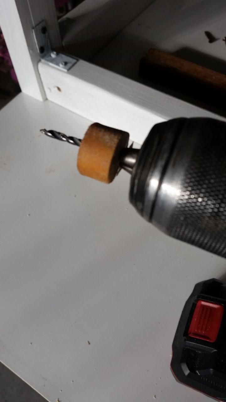 Pezzo di tappo di silicone infilato sulla punta del trapano.